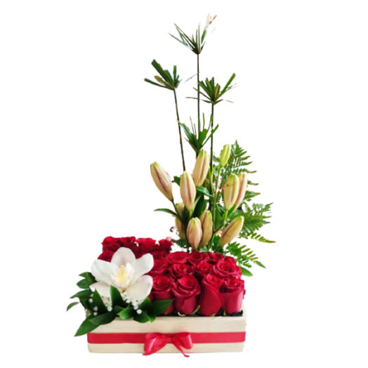 Orquídea con rosas rojas