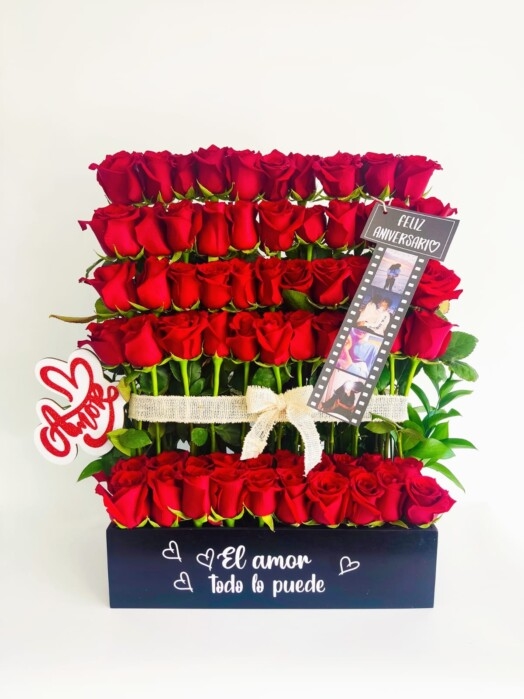 Hermoso arreglo floral con rosas rojas.