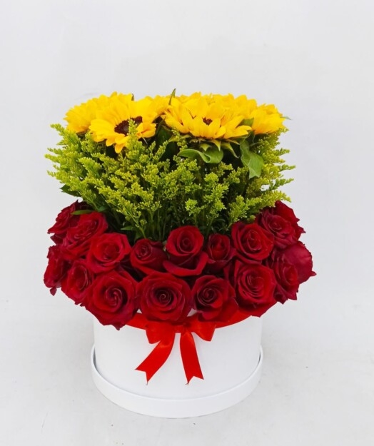 Arreglo floral con rosas y girasoles.