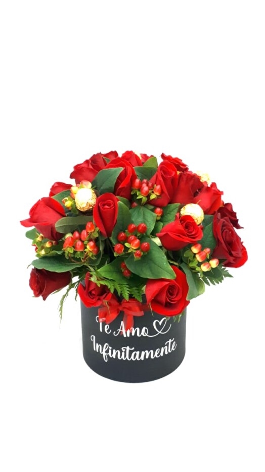 Arreglo floral con rosas y ferreros