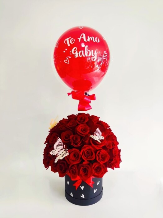 Arreglo floral con rosas rojas y globo personalizado