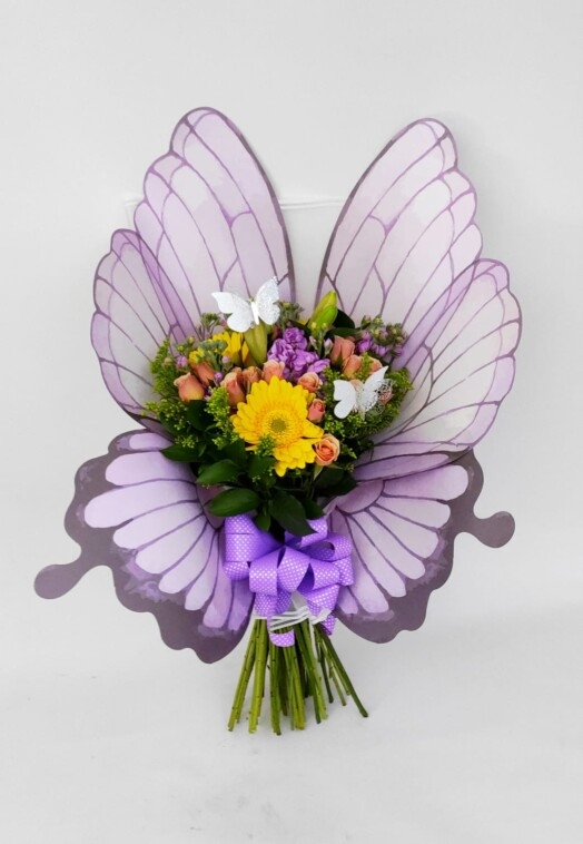 Ramo estilo mariposa con rosas tropicales