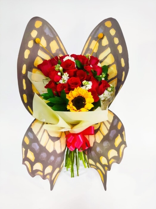 Hermoso ramo de mariposas con rosas y girasoles.
