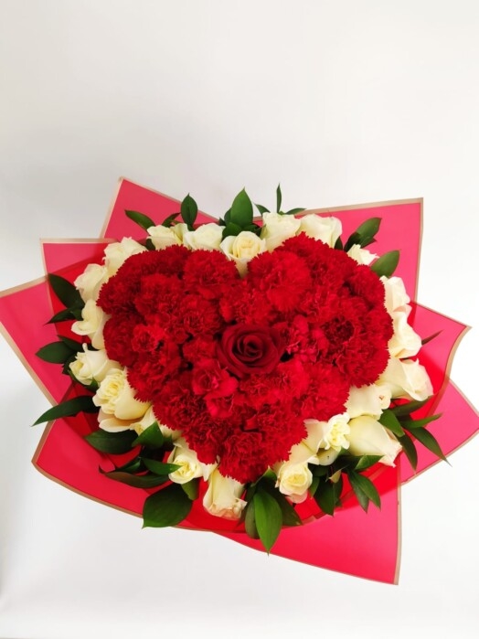 Hermoso ramo de rosas y claveles.