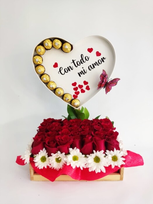 Arreglo en caja de madera con rosas y chocolates.