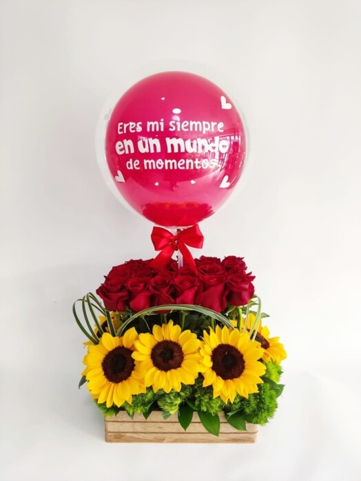 Arreglo floral en caja de madera con rosas, girasoles.