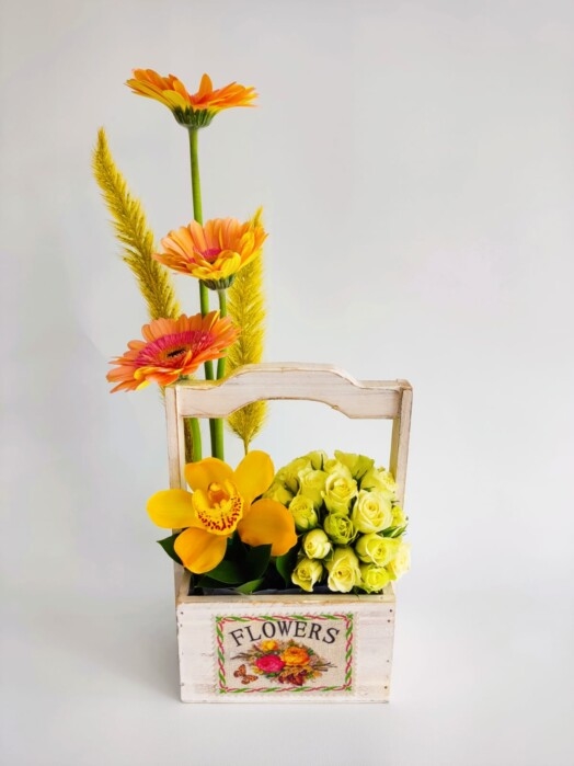 Hermosa orquídea con mini rosas y gerberas.