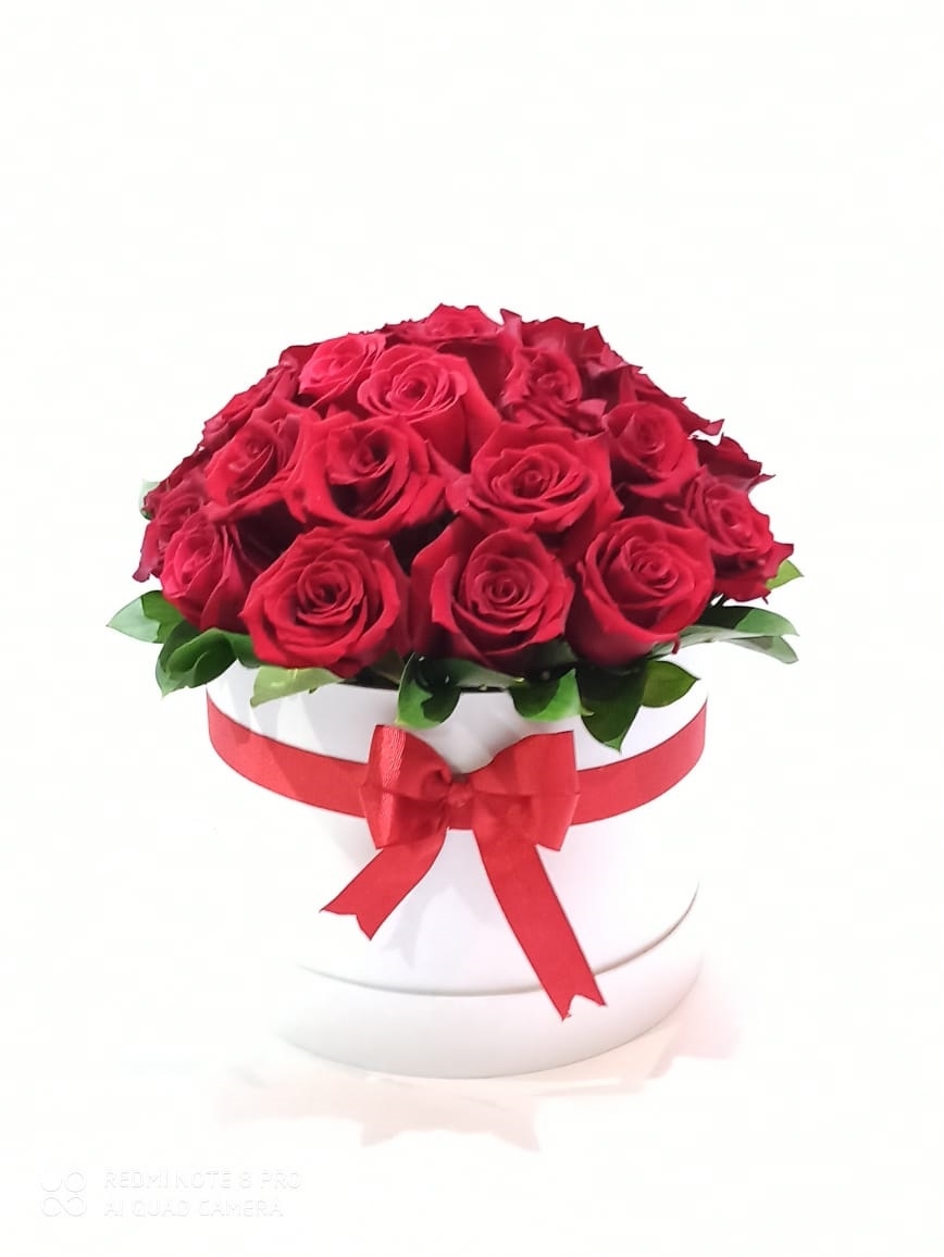 Rosas de varios colores en caja de lujo