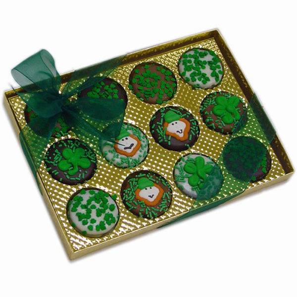 Galletas sándwich decoradas para el Día de San Patricio - Caja dorada con ventana de 12 unidades