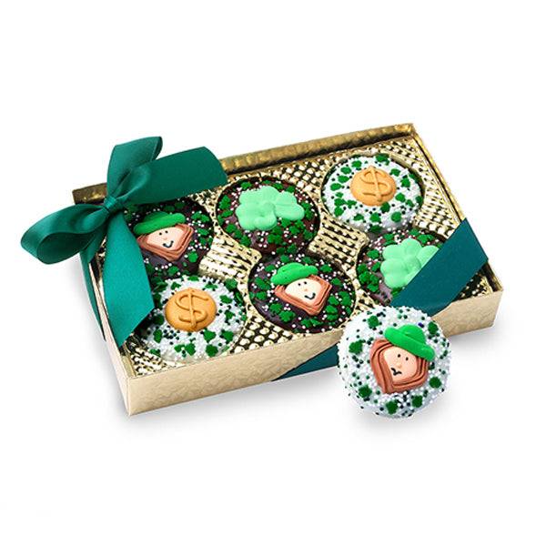 Galletas sándwich decoradas para el Día de San Patricio - Caja dorada con ventana de 6 unidades