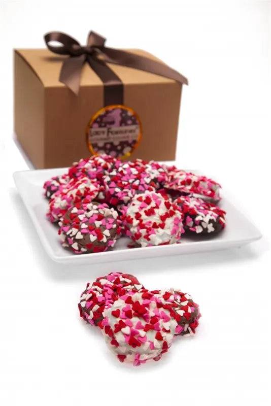 Galleta sándwich bañada en chocolate con chispas de corazones - Caja de regalo