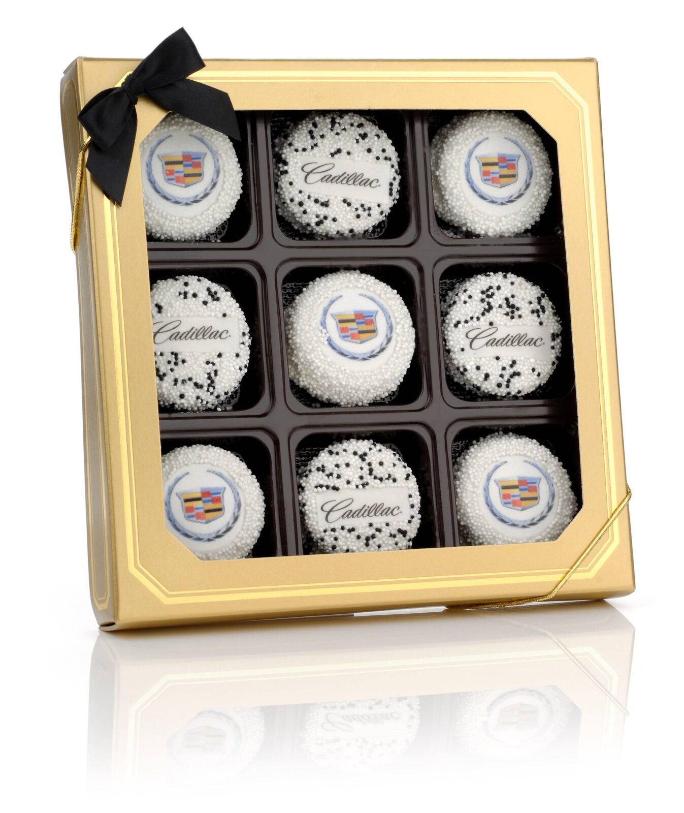 Caja dorada con ventana que contiene 9 galletas tipo sándwich con logo/foto.